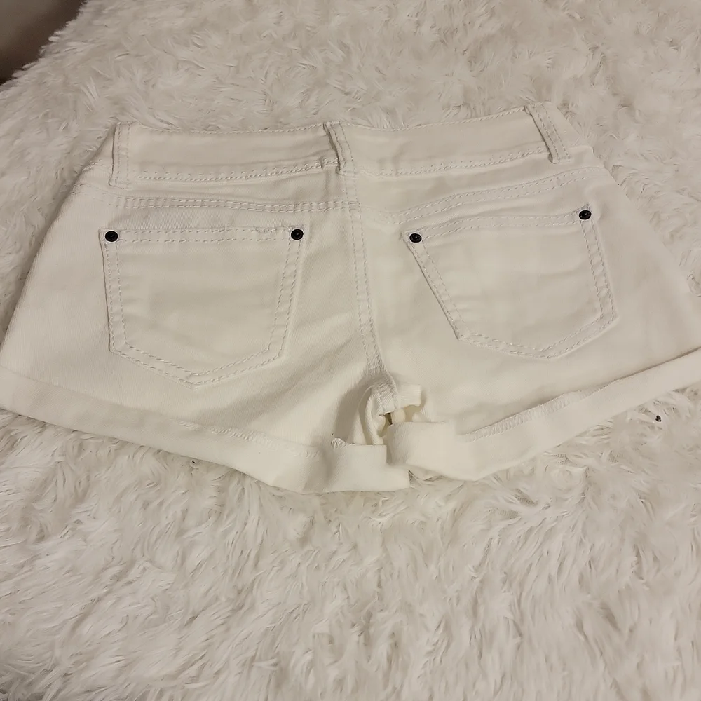 Rue 21 White Cuffed Shorts Size 1/2 Excellent Condition NWOT - Picture 4 of 13
